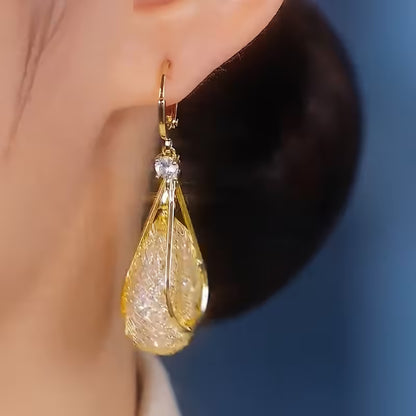 A Pair of Elegant Golden Mesh Drop Earrings for Women