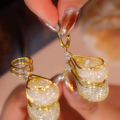 A Pair of Elegant Golden Mesh Drop Earrings for Women