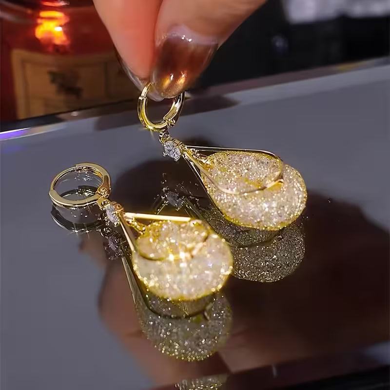 A Pair of Elegant Golden Mesh Drop Earrings for Women