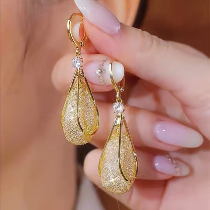 A Pair of Elegant Golden Mesh Drop Earrings for Women