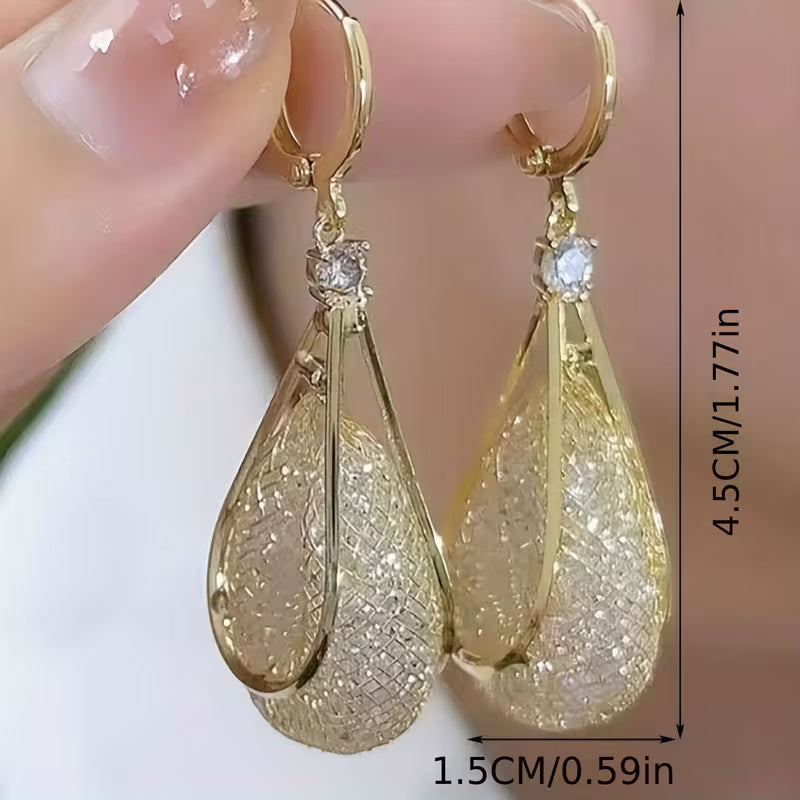 A Pair of Elegant Golden Mesh Drop Earrings for Women