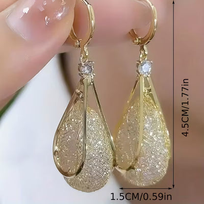 A Pair of Elegant Golden Mesh Drop Earrings for Women