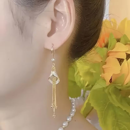 A Set of Stylish And Opulent Women'S Earrings Designed Like Golden Tassel Skirts